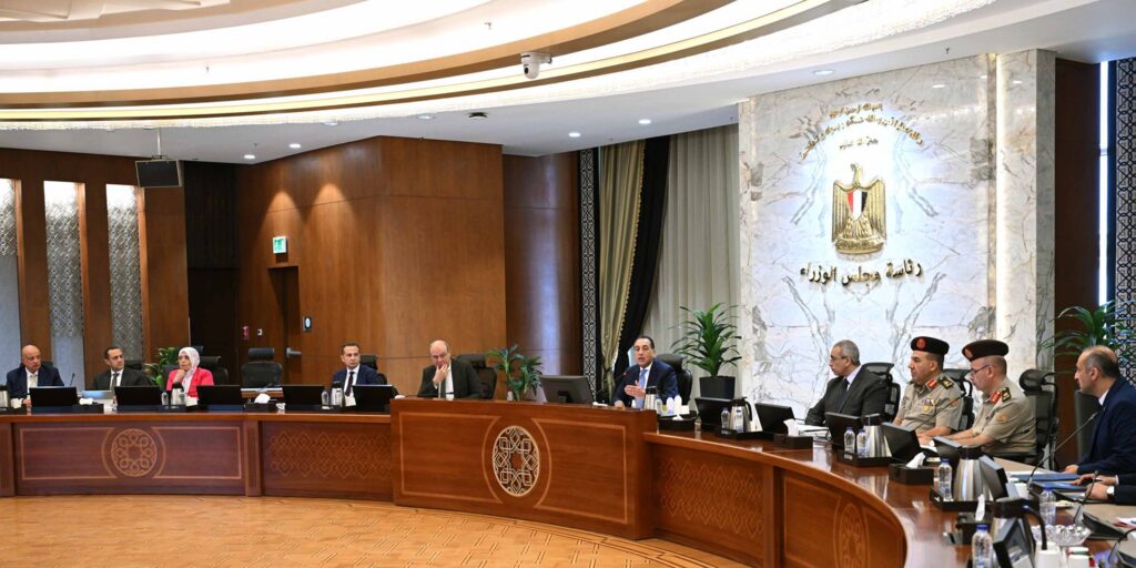 رئيس الوزراء يتابع موقف مشروعات تطوير البنية التحتية وأنظمة التأمين بالمطارات