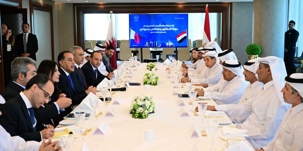 رئيس الوزراء يدعو رجال الأعمال القطريين لزيادة حجم استثماراتهم في مصر