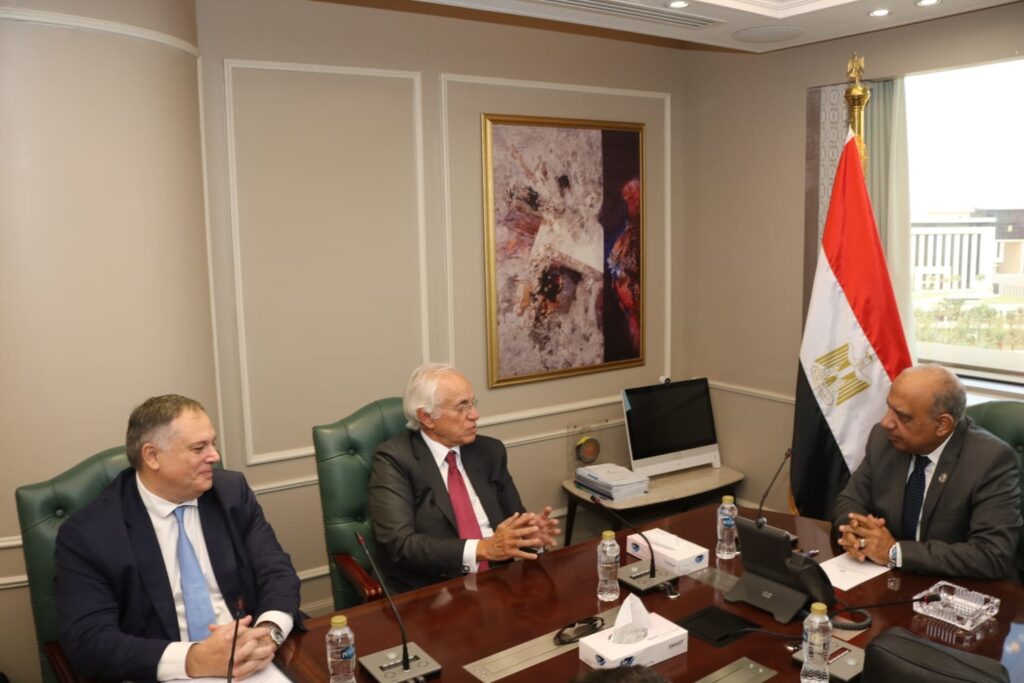 وزير الكهرباء يبحث مع مجموعة كوبولوزيس مستجدات تنفيذ الربط الكهربائي المصري اليوناني