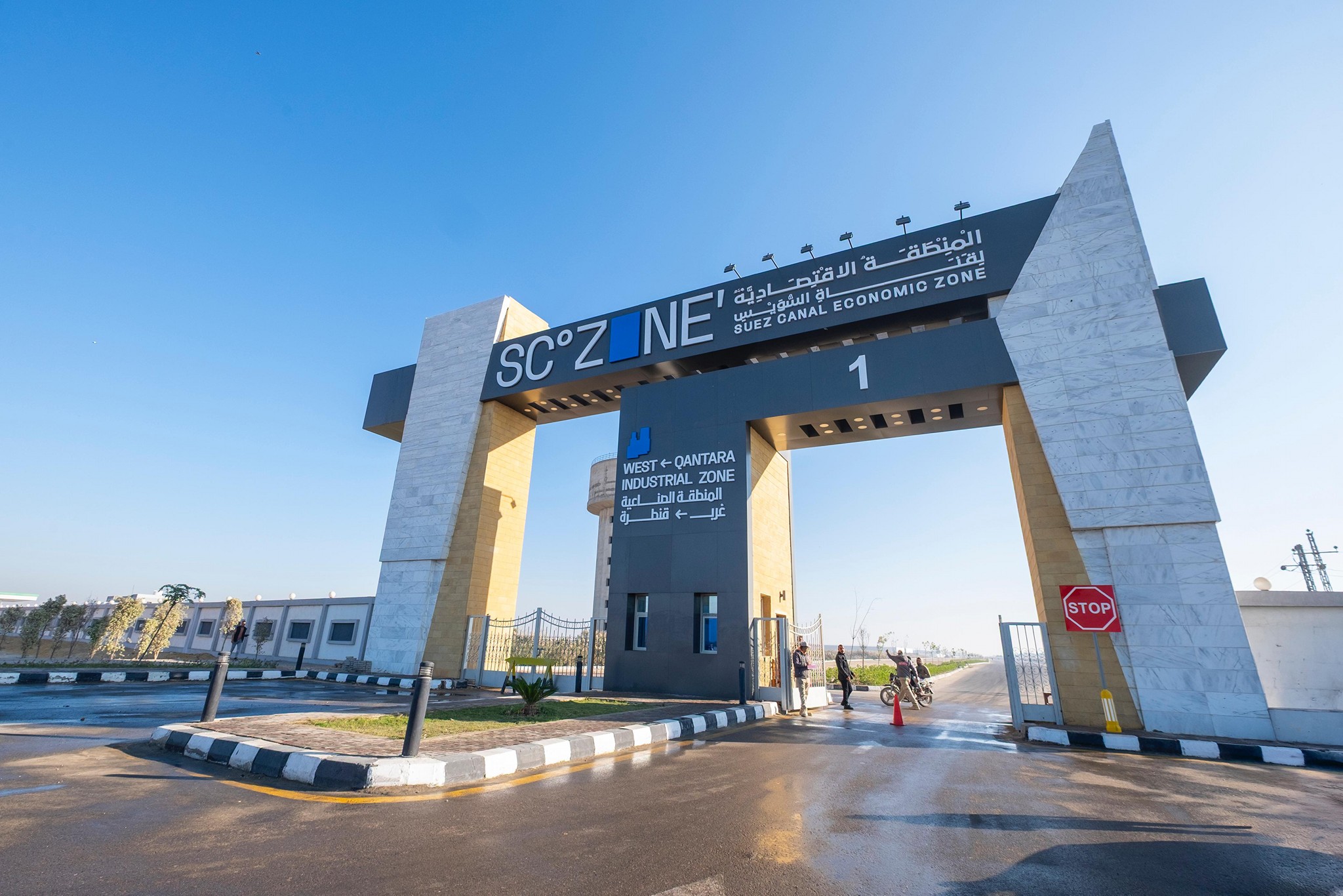 رئيس "اقتصادية قناة السويس" يتابع تنفيذ مشروعات القنطرة غرب: 48 مشروعًا باستثمارات تتجاوز 1.3 مليار دولار 1 600267491 1429167282587021 7370875215312264248 n