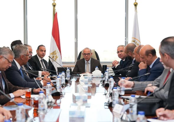 وزير الاستثمار يبحث مع 5 جهات آليات الربط الإلكتروني وتيسير خدمات المستثمرين