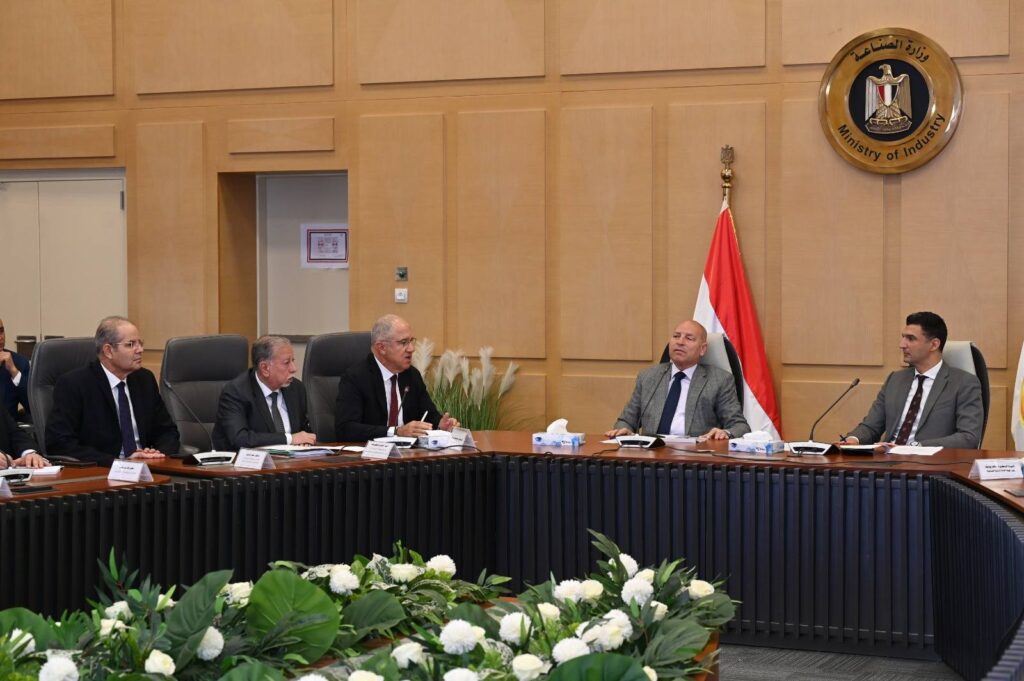 وزير الصناعة يبحث مع محافظ القاهرة واتحاد الصناعات خطة تطوير شاملة لمنطقة شق التعبان
