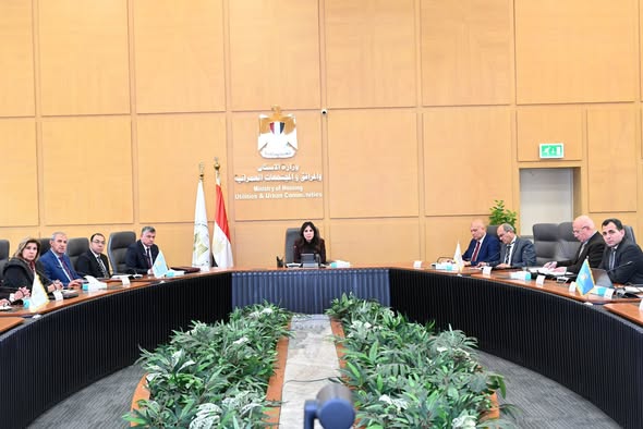 وزيرة الإسكان تعقد اجتماعا موسعا لمتابعة تنفيذ مشروعات حياة كريمة