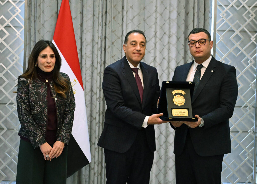 شاهد فرحة وزيرة الإسكان الجديدة وحزن شريف الشربيني بعد الرحيل