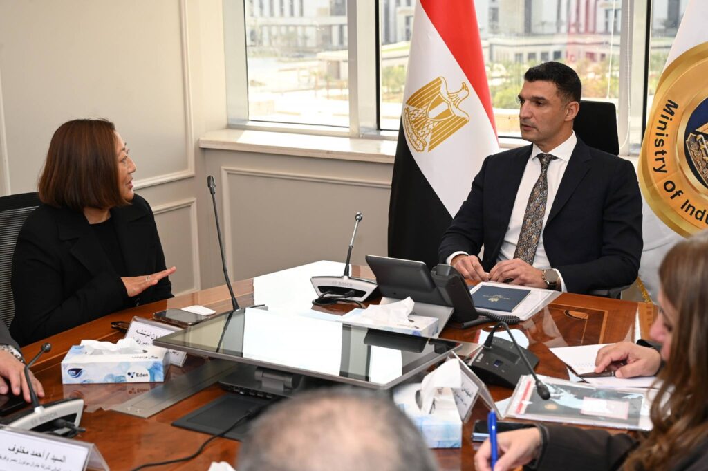 وزير الصناعة يبحث خطط جنرال موتورز التوسعية لتعزيز تنافسية صناعة السيارات في مصر وزير الصناعة يبحث خطط جنرال موتورز التوسعية لتعزيز تنافسية صناعة السيارات في مصر
