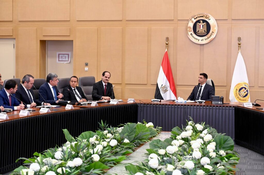 وزير الصناعة لمصنعي السيراميك: نحرص على النهوض بالقطاع ولابد من اتفاق لجدولة مديونيات الغاز