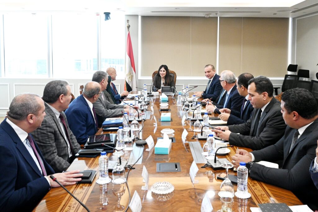 وزيرة الإسكان تتابع تعميق التصنيع المحلي لمكونات مشروعات المرافق