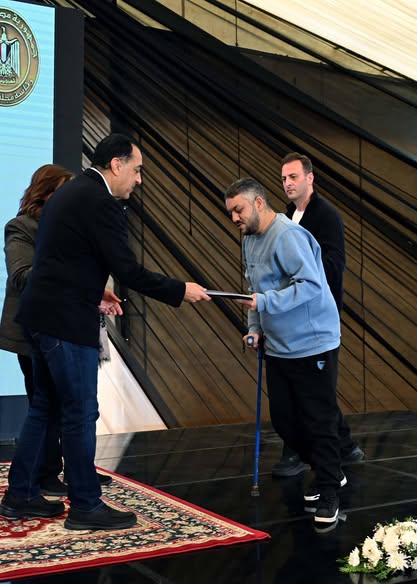 رئيس الوزراء يسلم عقود عدد من وحدات سكن لكل المصريين بحدائق العاصمة