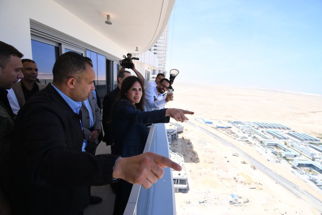 وزيرة الإسكان تتفقد أبراج الداون تاون والحي اللاتيني بمدينة العلمين الجديدة
